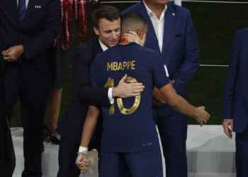 Macron dice que va a presionar a favor de que Mbappé se quede en Francia