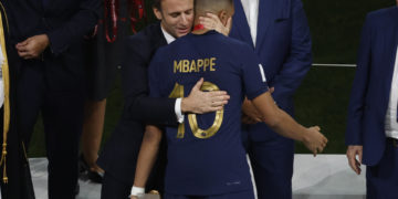 Macron dice que va a presionar a favor de que Mbappé se quede en Francia