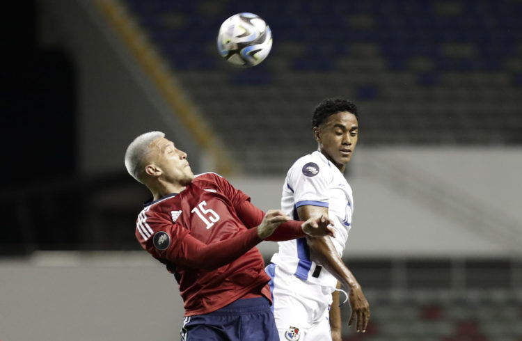 Fotografía de archivo de Francisco Calvo (i) de Costa Rica mientras disputa un balón con Edgar Bárcenas de Panamá durante un partido de la Liga de Naciones de la Concacaf en el estadio Nacional en San José (Costa Rica). EFE/Jeffrey Arguedas