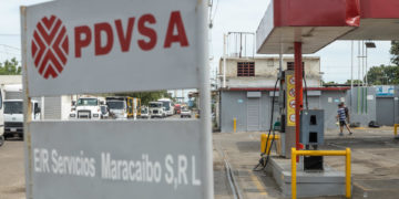 Pdvsa reporta normalidad en las gasolineras pese a las colas para surtir combustible