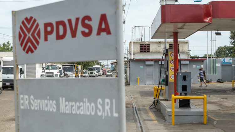 Una larga cola de vehículos fue registrada el pasado 9 de junio al hacer fila para abastecerse de combustibles en una estación de suministro de PDVSA, en Maracaibo. EFE/Henry Chirinos