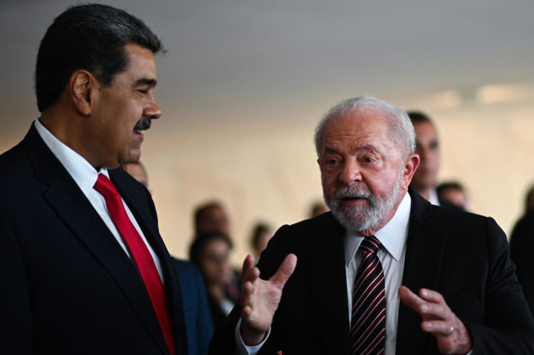 Imagen de archivo del presidente de Brasil, Luiz Inácio Lula da Silva (der.), habla con el presidente de Venezuela, Nicolás Maduro. EFE/ Andre Borges