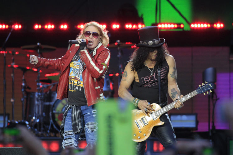 Los integrantes del grupo estadounidense Guns N´Roses, Axl Rose (i) y Slash, en una foto de archivo, durante una actuación en Madrid. EFE / Victor Lerena.