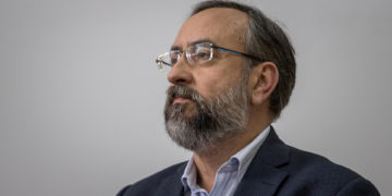 La oposición prevé usar plazas e iglesias como centros de votación para las primarias