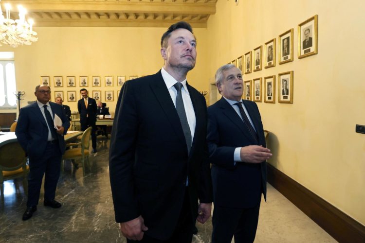 Elon Musk, dueño de Tesla y SpaceX, con el vicepresidente y ministro italiano de Exteriores, Antonio Tajani. EFE/EPA/VINCENZO LIVIERI