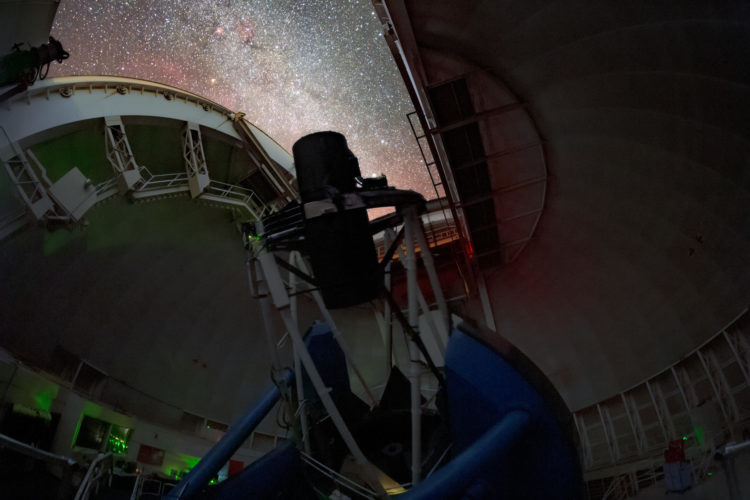 El Instrumento Espectroscópico de Energía Oscura (DESI) realizando observaciones en el cielo nocturno en el Telescopio Nicholas U. Mayall de 4 metros en el Observatorio Nacional Kitt Peak en Arizona (EE.UU). Imagen cedida por KPNO/NOIRLab/NSF/AURA/T. Slovinský