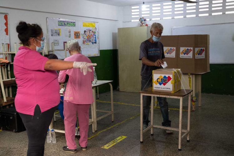 Personas votan en un colegio electoral en Caracas (Venezuela), en una fotografía de archivo. EFE/ Rayner Peña R.