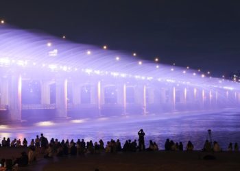 BTS tiñe de morado Seúl para celebrar sus diez años de vida