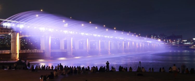 Iluminación este martes del rio Han en Seúl con motivo del décimo aniversario de BTS. EFE/EPA/YONHAP SOUTH KOREA OUT