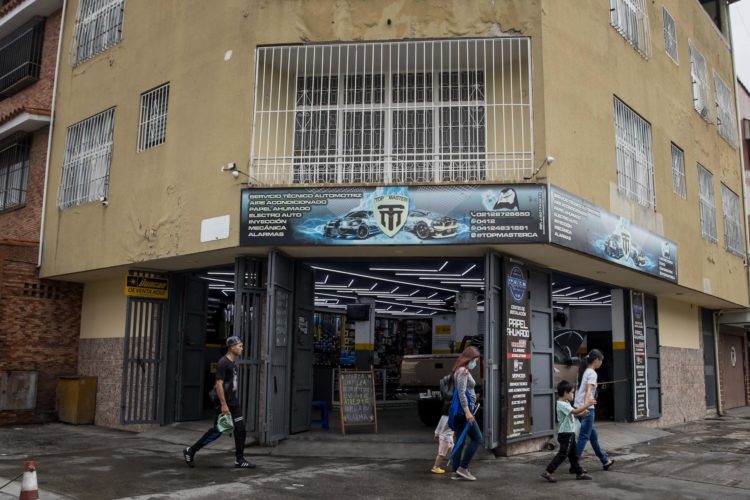 Fotografía fechada el 30 de mayo del 2023 donde se observa comercios en una zona popular, en Caracas, (Venezuela).  EFE/ Miguel Gutierrez