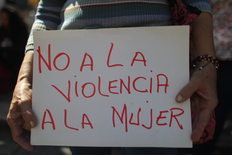 Mujeres participan de una marcha para alzar su voz en contra de la violencia a la mujer, en una fotografía de archivo. EFE/Miguel Gutiérrez