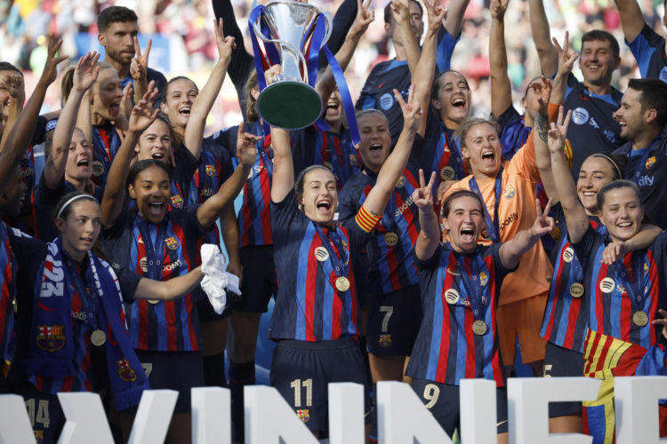 La capitana del FC Barcelona Alexia Putellas (c) levanta el trofeo tras vencer en la final de la Liga de Campeones Femenina ante el Wolfsburgo, este sábado en el Philips Stadion de Eindhoven. EFE/ Alberto Estévez