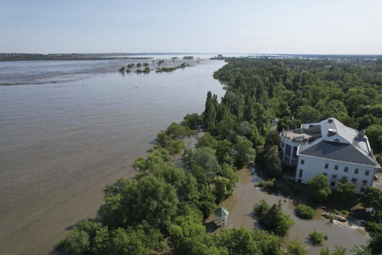 Imagen de las inundaciones en Nueva Kajovka, ciudad ocupada donde hay un gobierno instalado por Moscú. EFE/ Administración del distrito urbano de Nueva Kajovka /United24 - SOLO USO EDITORIAL/SOLO DISPONIBLE PARA ILUSTRAR LA NOTICIA QUE ACOMPAÑA