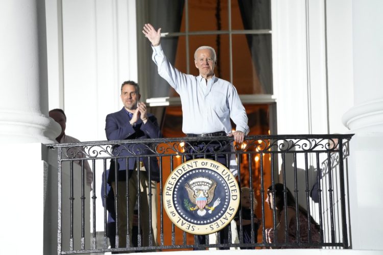 El presidente de EE.UU., Joe Biden (c), junto a su hijo Hunter Biden (i), en una fotografía de archivo. EFE/Chris Kleponis/Pool