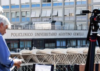 El papa se encuentra bien y los controles son buenos tras la operación