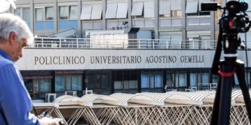 El papa se encuentra bien y los controles son buenos tras la operación