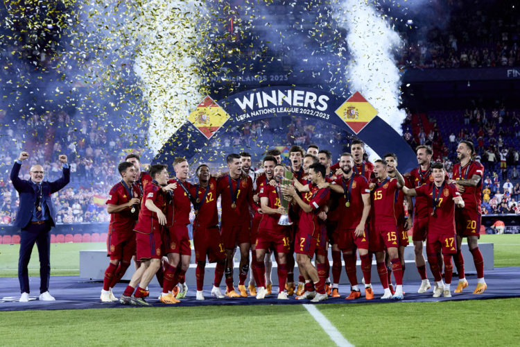 Los jugadores de la selección española de fútbol celebran el titulo, tras la final de la Liga de Naciones disputada este domingo ante Croacia en Rotterdam (Países Bajos). EFE/ RFEF