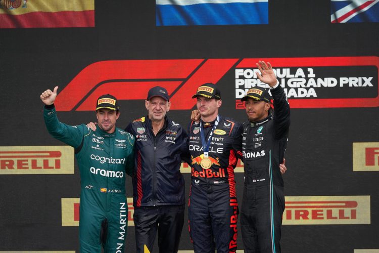 El piloto holandés Max Verstappen (2-d) de Red Bull Racing, el piloto español de Fernando Alonso (i) de Aston Martin, el jefe técnico Pierre Wache (2-2) de Red Bull Racing y el piloto Lewis Hamilton (d) de Mercedes-AMG Petronas. EFE/EPA/ANDRE PICHETTE