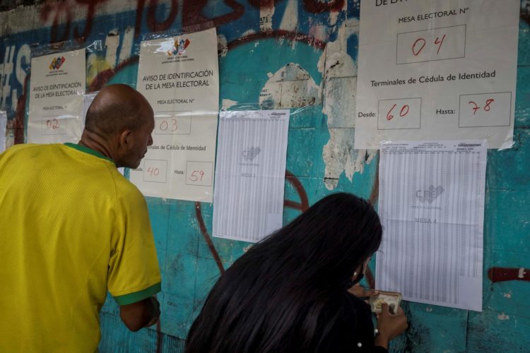 Votantes consultan puesto de votación durante la jornada de elecciones venezolanas, en una fotografía de archivo. EFE/ Miguel Gutiérrez
