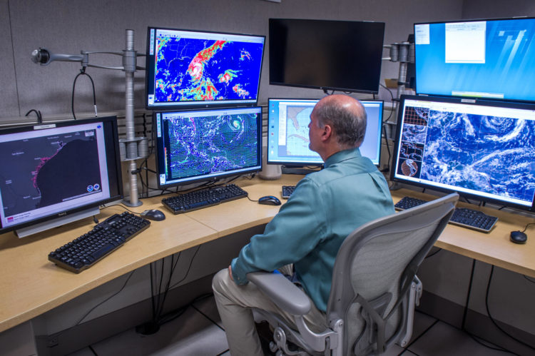 La temporada de huracanes de 2023 en el Atlántico, que termina el 30 de noviembre, tendrá al menos 12 tormentas con nombres, de las que entre 5 y 9 se convertirán en huracanes. En la imagen un registro de archivo de una estación de monitoreo meteorológico del Centro Nacional de Huracanes (NHC) de EE.UU., en Miami (Florida, EE.UU.). EFE/Giorgio Viera