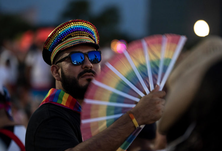 Ciudadanos participan en la marcha del orgullo gay. EFE/ Miguel Sierra