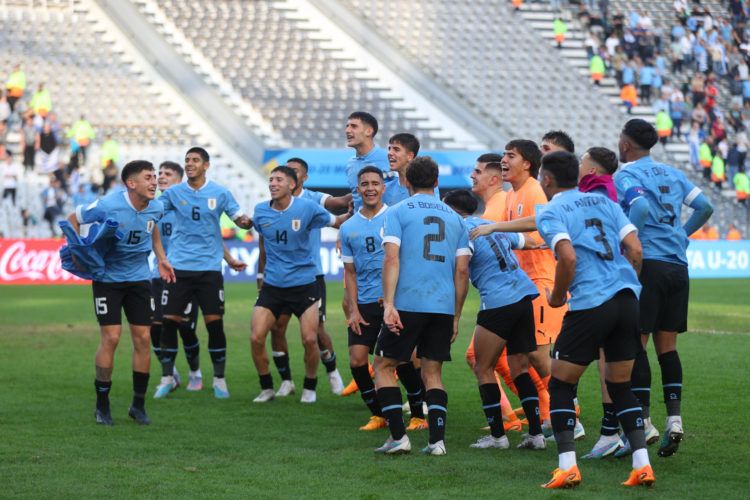 Jugadores de Uruguay fueron registrados este jueves, 8 de junio, al celebrar su paso a la final del Mundial FIFA sub'20, tras derrotar 1-0 a Israel, en el estadio Diego Armando Maradona, en La Plata (Argentina). EFE/Juan Ignacio Roncoroni