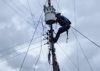 Después de trece días sin electricidad Corpoelec por fin colocó transformador en Las Cuadras en el Valle