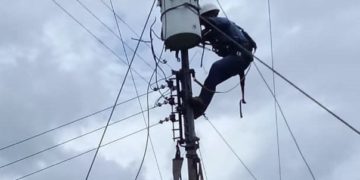 Después de trece días sin electricidad Corpoelec por fin colocó transformador en Las Cuadras en el Valle