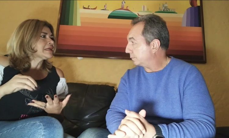 Abogado Benigno Alarcón conversando con Yanara Vivas, corresponsal de DLA en Mérida.