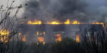 Grecia sigue combatiendo grandes incendios en todo su territorio