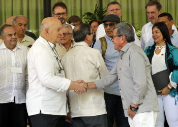 El Gobierno colombiano y el ELN firman los protocolos de cese al fuego y participación
