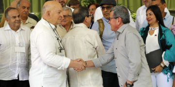 El Gobierno colombiano y el ELN firman los protocolos de cese al fuego y participación