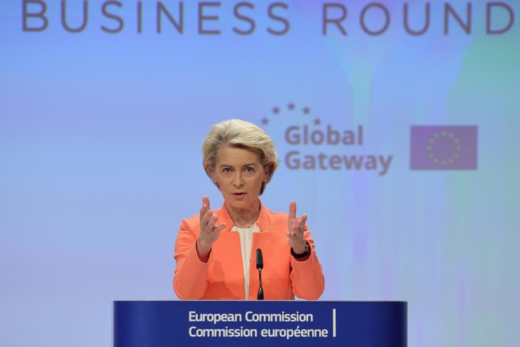 La presidenta de la Comisión Europea, Ursula von der Leyen, anunció este lunes que la Unión Europea invertirá más de 45.000 millones de euros en América Latina y el Caribe.  EFE/EPA/OLIVIER MATTHYS