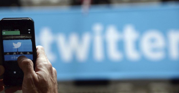 Imagen de archivo de una persona mirando el movil con el logo de Twitter. EFE/Andrew Gombert/Arquivo