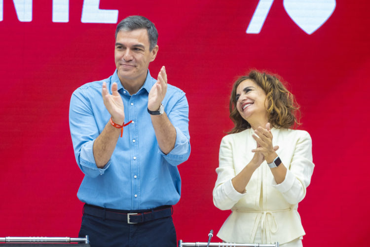 El presidente del Gobierno español en funciones, Pedro Sánchez, y la vicesecretaria general del Partido Socialista (PSOE), María Jesús Montero. EFE/ PSOE/ Eva Ercolanese