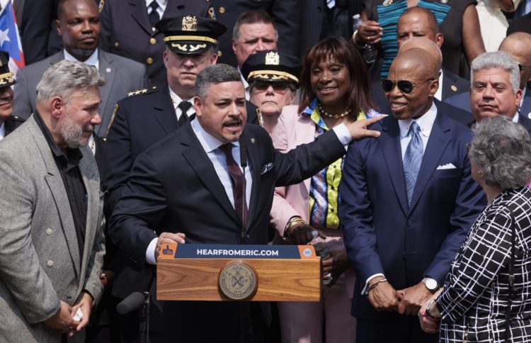Edward Caban (C) pone sus manos sobre el hombro del alcalde Eric Adams durante la ceremonia de juramentación como nuevo Comisionado de Policía de la Ciudad de Nueva York. EFE/EPA/JUSTIN LANE