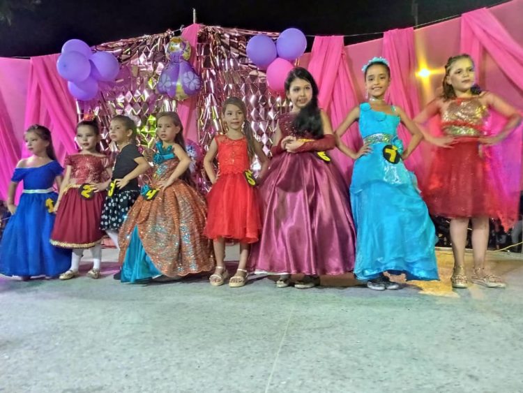 Las ocho niñas participantes en la elección de la mini reina de las ferias de Sabana de Mendoza.
