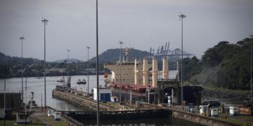 Empujado por la sequía, el Canal de Panamá reduce el tránsito diario a 32 embarcaciones