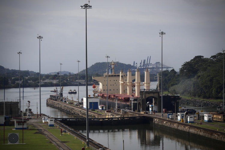 Un buque transita por las esclusas de Miraflores en el Canal de Panamá, en Ciudad de Panamá (Panamá). EFE/Bienvenido Velasco