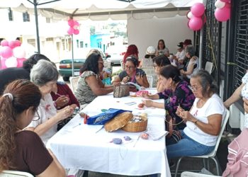 Táchira| Mujeres voluntarias tejen prótesis mamarias para quienes sufren cáncer de mama
