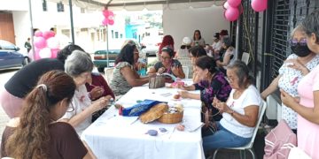 Táchira| Mujeres voluntarias tejen prótesis mamarias para quienes sufren cáncer de mama