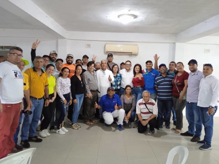 El Economista Ricardo Berrios y su equipo regional presidieron la reunión de primaras en Sucre.