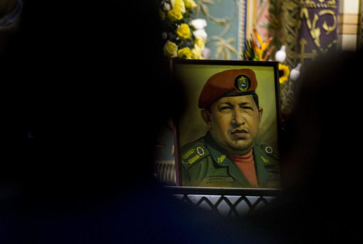 Imagen de archivo de venezolanos que recuerdan al fallecido presidente venezolano Hugo Chávez. EFE/José Jácome
