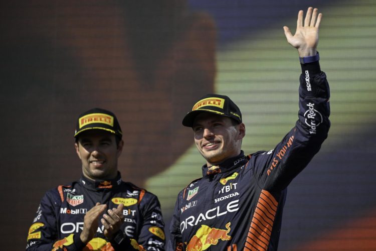 Los dos pilotos de Red Bull, el mexicano Sergio Pérez (i) y el neerlandés Max Verstappen, doble campeón del mundo y líder destacado del Mundial de F1, en el podio del Gran Premio de Hungría, en el Hungaroring. EFE/EPA/Zsolt Czegledi