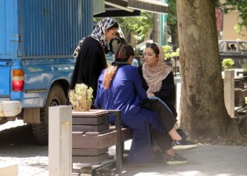 Irán redobla su opresión para vigilar a las mujeres por desafiar las leyes del velo, alerta AI