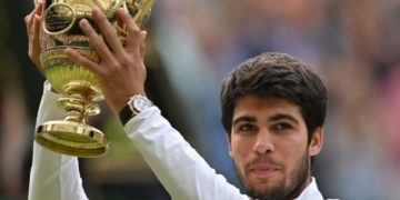 Carlos Alcaraz le ganó a Novak Djokovic y se tituló por primera vez en Wimblendon