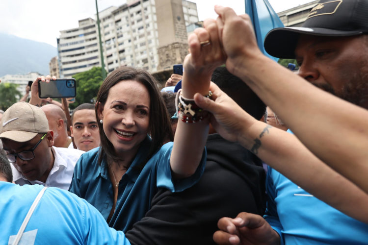 Fotografía de archivo, tomada el pasado 23 de junio, en la que se registró a la líder opositora venezolana María Corina Machado, al saluda a seguidores, en Caracas (Venezuela). EFE/Miguel Gutiérrez