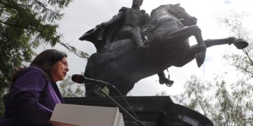 Inauguran una estatua ecuestre de Simón Bolívar en Moscú