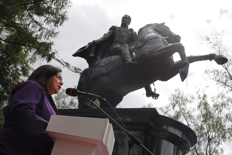 La alcaldesa de Caracas, Carmen Meléndez, interviene durante la ceremonia de inauguración en Moscú del monumento dedicado a Simón Bolívar. EFE/EPA/Maxim Shipenkov