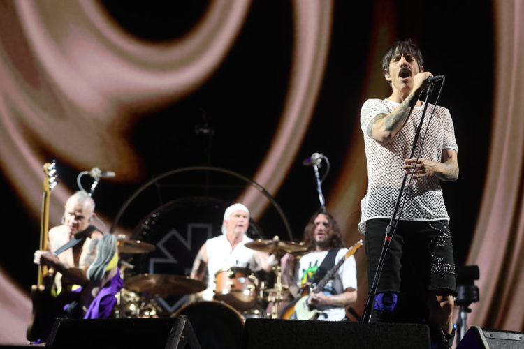 El cantante del grupo estadounidense Red Hot Chili Peppers, Anthony Kiedis, durante su actuación este sábado en el Mad Cool Festival que se celebra en Madrid. EFE / Kiko Huesca.